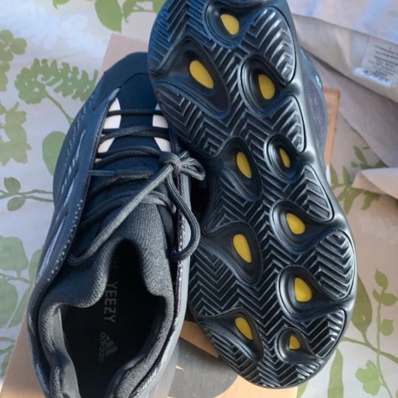 Yeezy 700 v3 main image 10